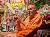  Swamishri sanctifies a small cricket bat