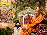 Swamishri sanctifies a small cricket bat