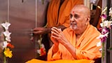  Swamishri greets devotees with 'Jai Swaminarayan'