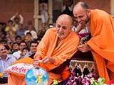  Swamishri plays drum sticks on the cake decorations