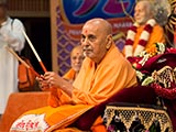 Swamishri arrives for the Janm Jayanti assembly in the sabha hall