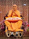  Swamishri greets devotees with 'Jai Swaminarayan'