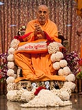  Senior sadhus honor Swamishri with garlands