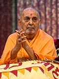  Senior sadhus honor Swamishri with a shawl