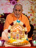  Swamishri performs his morning puja