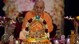  Swamishri performs his morning puja