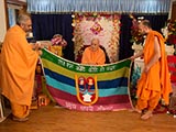  Sadhus honor Swamishri with shawls