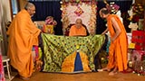  Sadhus honor Swamishri with shawls