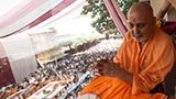  Swamishri greets devotees with 'Jai Swaminarayan'