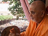  Swamishri plays cymbals