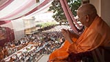  Swamishri greets devotees with 'Jai Swaminarayan'