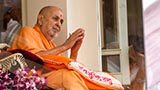  Swamishri greets devotees with 'Jai Swaminarayan'
