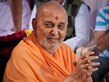  HH Pramukh Swami Maharaj arrives for Thakorji's darshan at 10:38 am