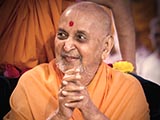  Swamishri greets devotees with 'Jai Swaminarayan'
