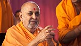  Swamishri greets devotees with 'Jai Swaminarayan'