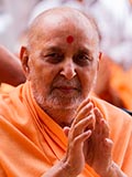  Swamishri greets devotees with 'Jai Swaminarayan'