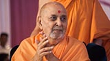  Swamishri greets devotees with 'Jai Swaminarayan'