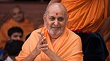  Swamishri greets devotees with 'Jai Swaminarayan'