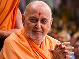  Swamishri greets devotees with 'Jai Swaminarayan'