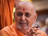  Swamishri greets devotees with 'Jai Swaminarayan'