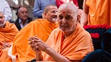  Swamishri greets devotees with 'Jai Swaminarayan'