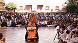  Swamishri greets devotees with 'Jai Swaminarayan'