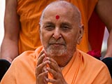  Swamishri greets devotees with 'Jai Swaminarayan'