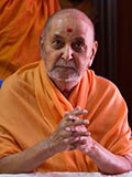  HH Pramukh Swami Maharaj arrives for Thakorji's darshan at 10:48 am