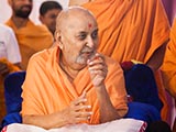  Swamishri blesses devotees