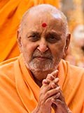  Swamishri greets devotees with 'Jai Swaminarayan'