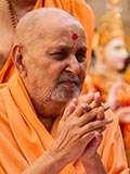  Swamishri greets devotees with 'Jai Swaminarayan'