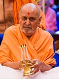  Swamishri performs pratishtha arti