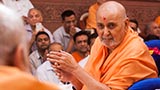  Swamishri greets sadhus with 'Jai Swaminarayan'