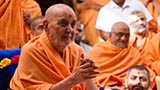  Swamishri greets devotees with 'Jai Swaminarayan'