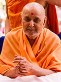 Swamishri greets devotees with 'Jai Swaminarayan'