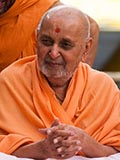  Swamishri greets devotees with 'Jai Swaminarayan'