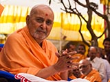  Swamishri greets devotees with 'Jai Swaminarayan'