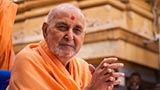  Swamishri greets devotees with 'Jai Swaminarayan'