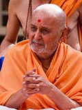  Swamishri greets devotees with 'Jai Swaminarayan'