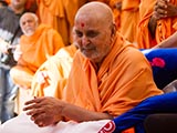 Swamishri greets sadhus with 'Jai Swaminarayan'