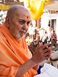  Swamishri greets devotees with 'Jai Swaminarayan'