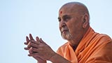  Swamishri greets devotees with 'Jai Swaminarayan'