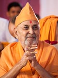 HH Pramukh Swami Maharaj arrives for Thakorji's darshan at 10:35 am