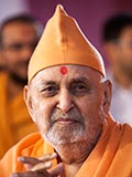  Swamishri greets devotees with 'Jai Swaminarayan'