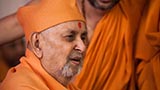  Swamishri greets devotees with 'Jai Swaminarayan'