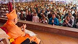  Devotees doing darshan of Swamishri