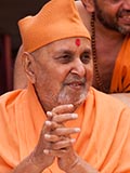  Swamishri greets devotees with 'Jai Swaminarayan'