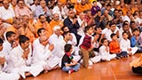 Devotees doing darshan of Swamishri
