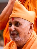  Swamishri greets devotees with 'Jai Swaminarayan'
