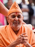  Swamishri greets devotees with 'Jai Swaminarayan'